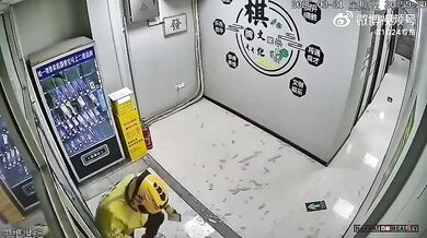 Kurýr se rozhodl doručit jídlo včas a za každou cenu