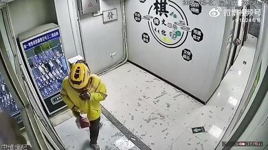 Kurýr se rozhodl doručit jídlo včas a za každou cenu