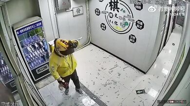 Kurýr se rozhodl doručit jídlo včas a za každou cenu