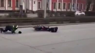 Policista chytající motorkáře