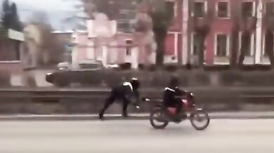 Policista chytající motorkáře