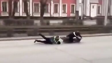 Policista chytající motorkáře