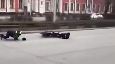 Policista chytající motorkáře