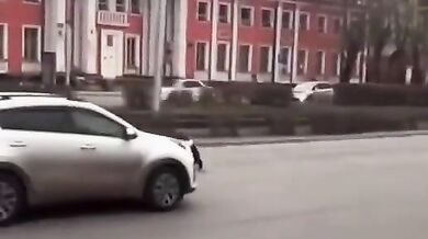 Policista chytající motorkáře