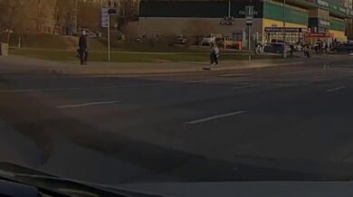 Ztracená pneumatika zasáhla ženu do hlavy