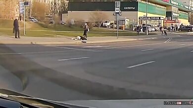 Ztracená pneumatika zasáhla ženu do hlavy