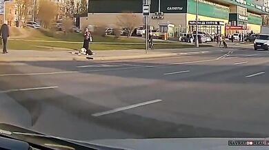 Ztracená pneumatika zasáhla ženu do hlavy