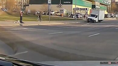 Ztracená pneumatika zasáhla ženu do hlavy