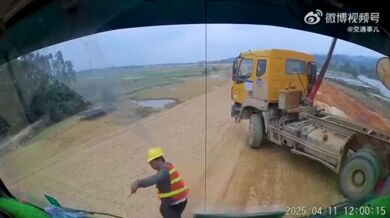 Řidič náklaďáku se sklápěcí korbou dotkl elektrického vedení