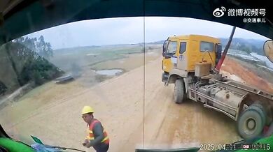 Řidič náklaďáku se sklápěcí korbou dotkl elektrického vedení