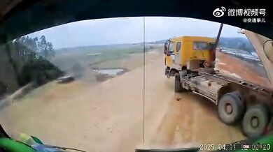 Řidič náklaďáku se sklápěcí korbou dotkl elektrického vedení