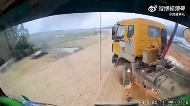 Řidič náklaďáku se sklápěcí korbou dotkl elektrického vedení