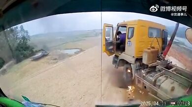 Řidič náklaďáku se sklápěcí korbou dotkl elektrického vedení