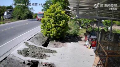 Kácení stromu u silnice