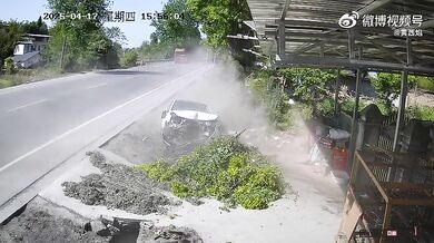 Kácení stromu u silnice