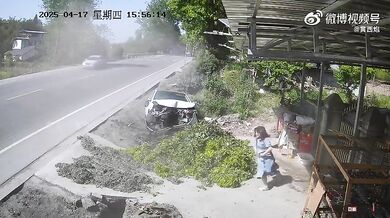 Kácení stromu u silnice