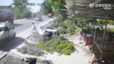 Kácení stromu u silnice