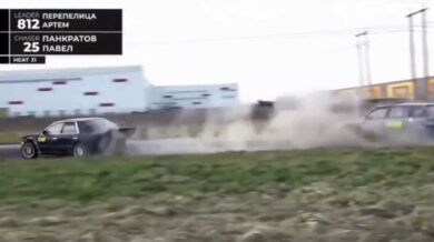 Pneumatika během závodu odletěla, pak se sama vrátila zpět