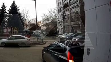 Ruská seniorka (80) přežila pád z šestého patra – dopadla na auto