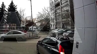 Ruská seniorka (80) přežila pád z šestého patra – dopadla na auto