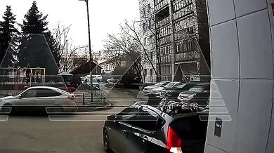 Ruská seniorka (80) přežila pád z šestého patra – dopadla na auto