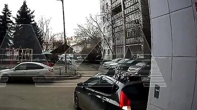 Ruská seniorka (80) přežila pád z šestého patra – dopadla na auto