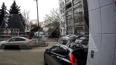 Ruská seniorka (80) přežila pád z šestého patra – dopadla na auto