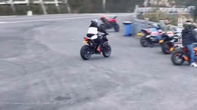 Pokus o wheelie na motorce