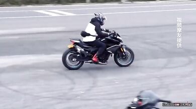 Pokus o wheelie na motorce
