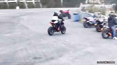 Pokus o wheelie na motorce
