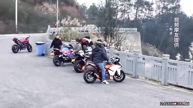 Pokus o wheelie na motorce