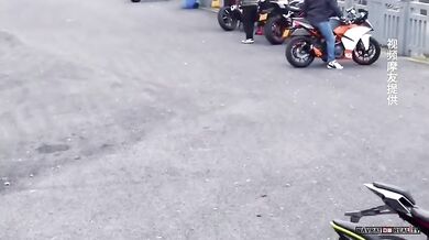 Pokus o wheelie na motorce