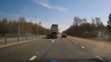 Nehoda tahače a osobního vozidla kvůli mrtvému úhlu