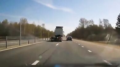 Nehoda tahače a osobního vozidla kvůli mrtvému úhlu