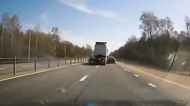 Nehoda tahače a osobního vozidla kvůli mrtvému úhlu