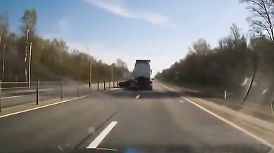 Nehoda tahače a osobního vozidla kvůli mrtvému úhlu