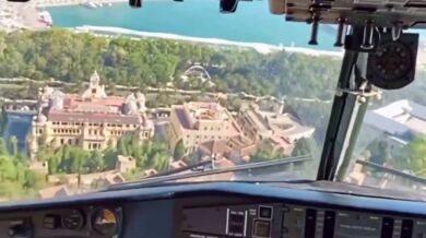 Pohled z kokpitu italského hasičského letounu při nabírání vody u španělské Malagy