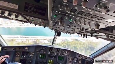 Pohled z kokpitu italského hasičského letounu při nabírání vody u španělské Malagy