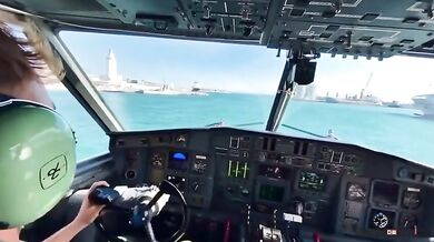 Pohled z kokpitu italského hasičského letounu při nabírání vody u španělské Malagy