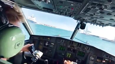 Pohled z kokpitu italského hasičského letounu při nabírání vody u španělské Malagy