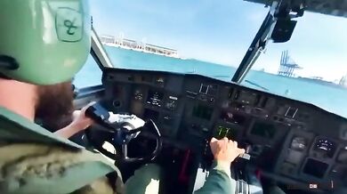 Pohled z kokpitu italského hasičského letounu při nabírání vody u španělské Malagy