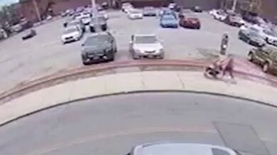 Výbuch kanálu v New Yorku jen těsně minul ženu se dvěma dětmi