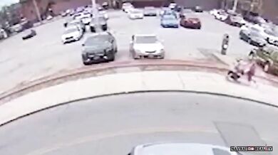 Výbuch kanálu v New Yorku jen těsně minul ženu se dvěma dětmi