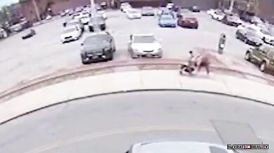 Výbuch kanálu v New Yorku jen těsně minul ženu se dvěma dětmi