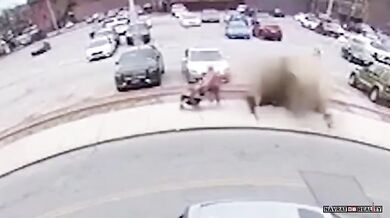 Výbuch kanálu v New Yorku jen těsně minul ženu se dvěma dětmi