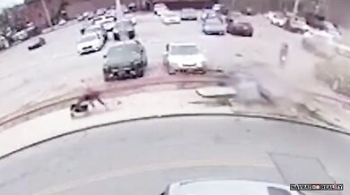 Výbuch kanálu v New Yorku jen těsně minul ženu se dvěma dětmi