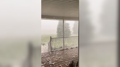 Obří kroupy v Nebrasce rozbíjely okna a ničily domy