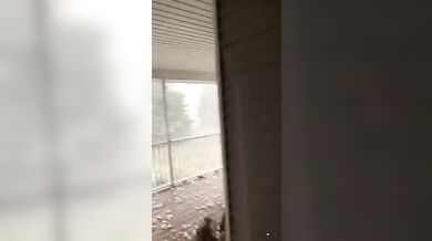 Obří kroupy v Nebrasce rozbíjely okna a ničily domy