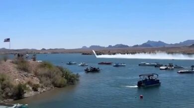 Rychlostní člun se převrátil při závodě v Arizoně, posádka vyvázla bez vážných zranění