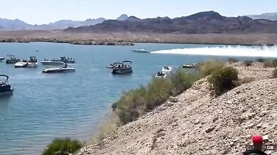 Rychlostní člun se převrátil při závodě v Arizoně, posádka vyvázla bez vážných zranění